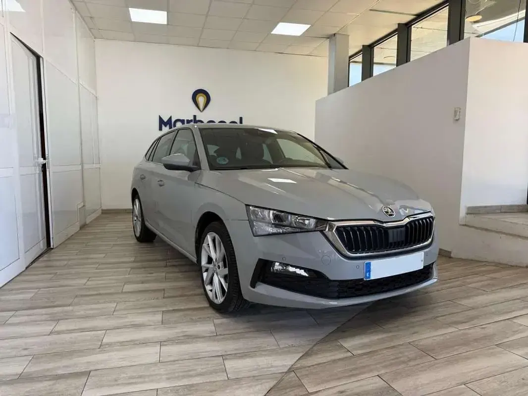 Usado Skoda Scala Style 110 CV (80 kW) 2023 Gris Utilitario