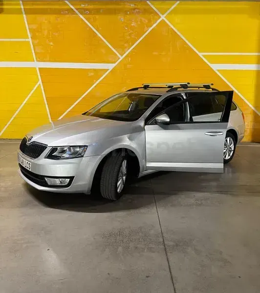 Usado Skoda Octavia Style 110 CV (80 kW) 2015 Gris / plata Familiar