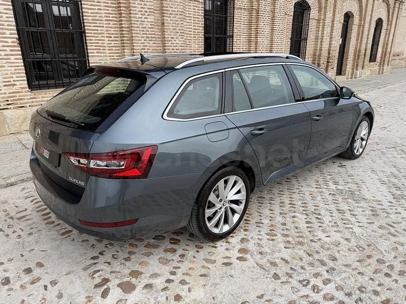 Usado Skoda Superb Style 150 CV (110 kW) 2017 Gris / plata Familiar