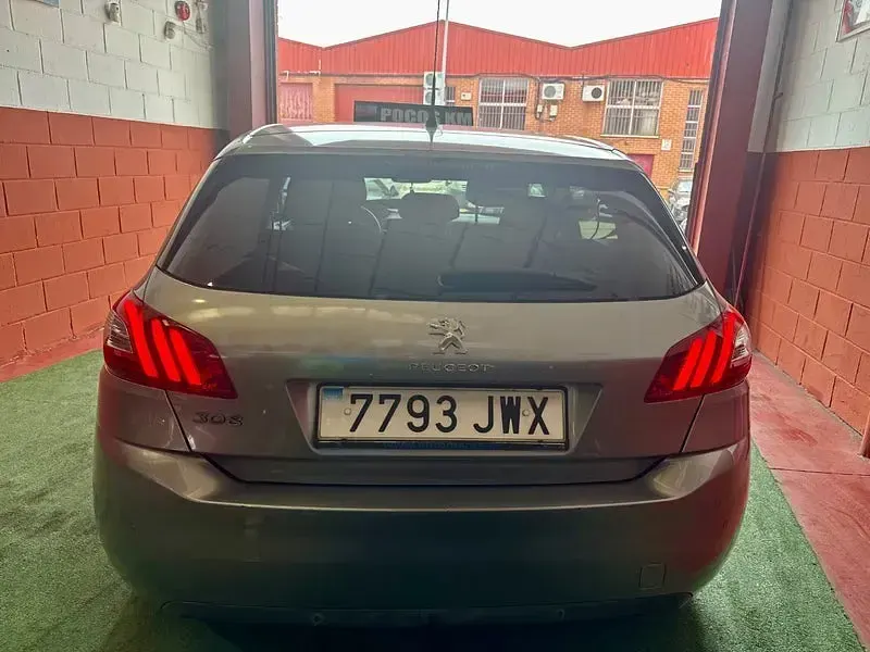 Usado Peugeot 308 Style 110 CV (80 kW) 2017 Gris / plata Berlina