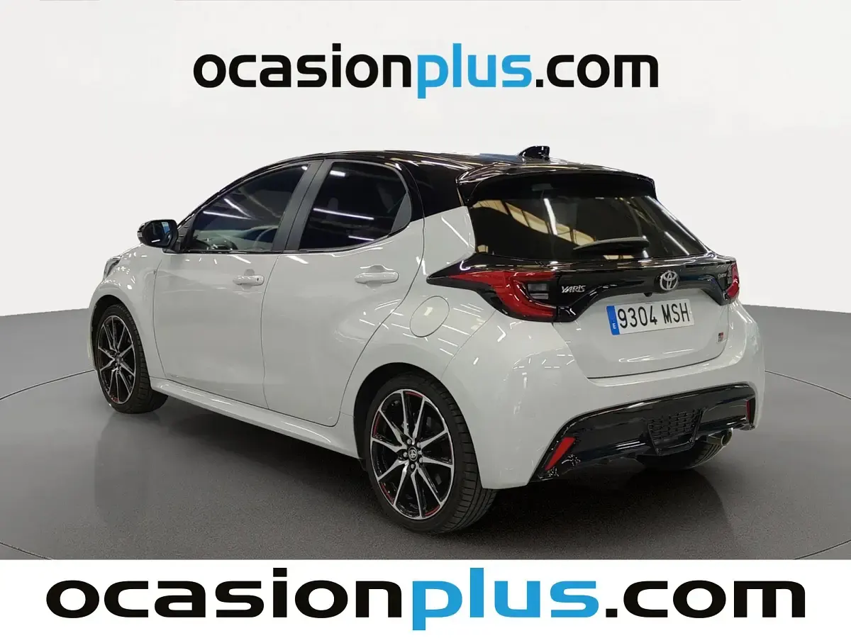 Usado Toyota Yaris Plus 131 CV (96 kW) 2024 Gris Utilitario