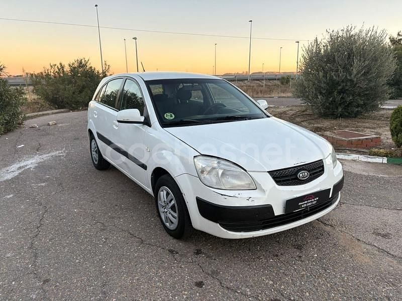 Usado Kia Rio EX 110 CV (80 kW) 2006 Blanco Berlina