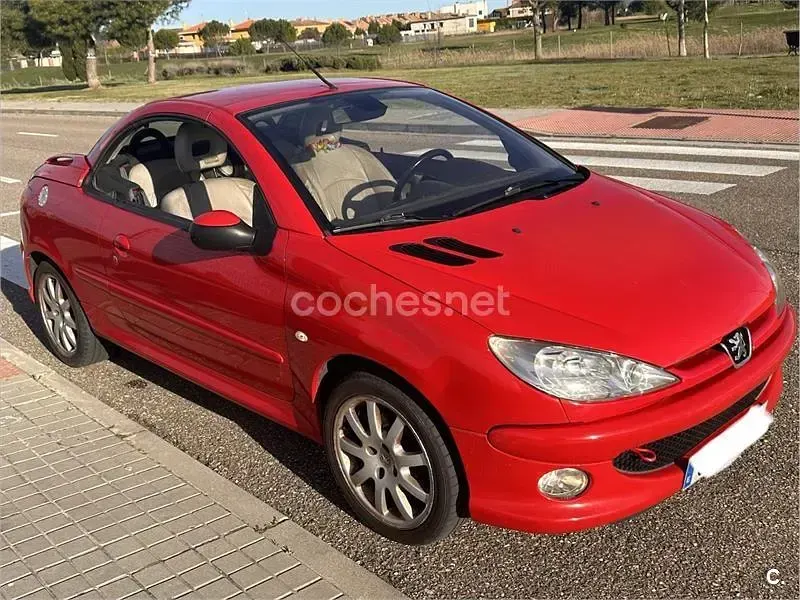 Usado Peugeot 206 CC 110 CV (80 kW) 2005 Rojo Descapotable