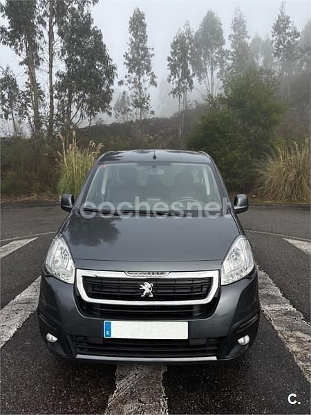 Usado Peugeot Partner Tepee Style 100 CV (73 kW) 2016 Gris / plata Monovolumen