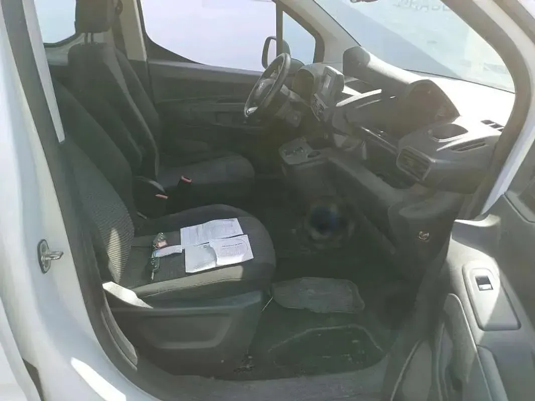 Usado Citroën Berlingo Live 100 kW (136 CV) 2023 Blanco Monovolumen