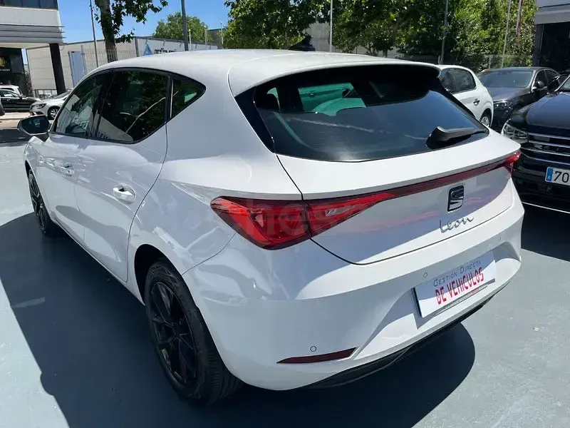 Usado Seat Leon Style 110 CV (80 kW) 2020 Blanco Berlina