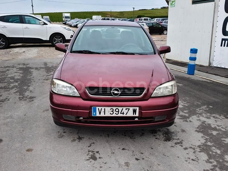 Usado Opel Astra Club 75 CV (55 kW) 1999 Granate Berlina