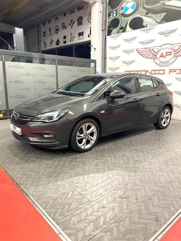 Gris / plata Usado 2017 Opel Astra Dynamic Berlina | 11.900 € (Un poco caro) - Imagen 1/4