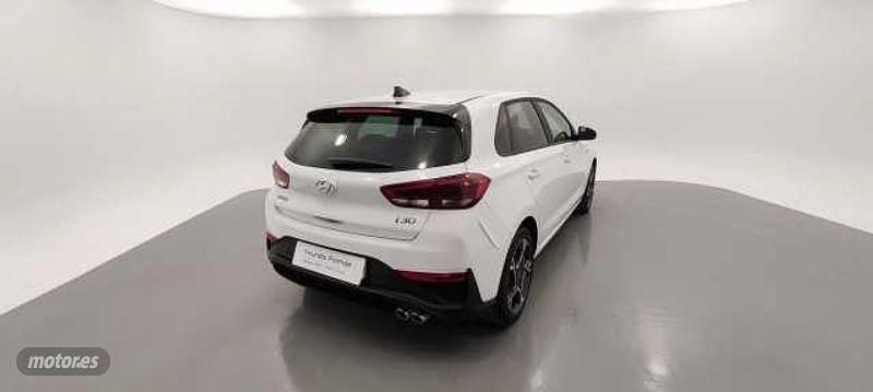 Usado Hyundai i30 N Line 120 CV (88 kW) 2024 Atlas white Berlina