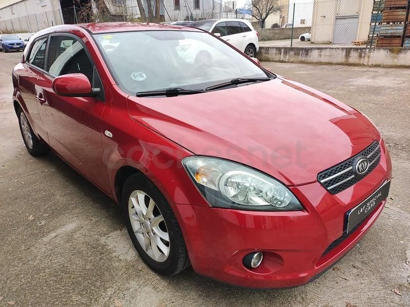 Usado Kia Ceed Active 115 CV (84 kW) 2010 Granate Utilitario