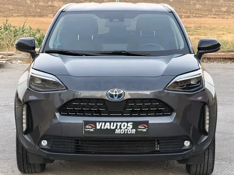 Usado Toyota Yaris Cross Style 116 CV (85 kW) 2023 Gris / plata SUV