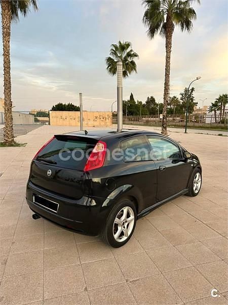 Usado Fiat Grande Punto Sport 130 CV (95 kW) 2005 Negro Utilitario
