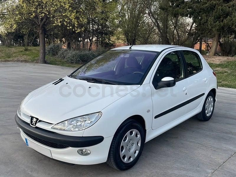 Usado Peugeot 206 90 CV (66 kW) 2004 Blanco Berlina