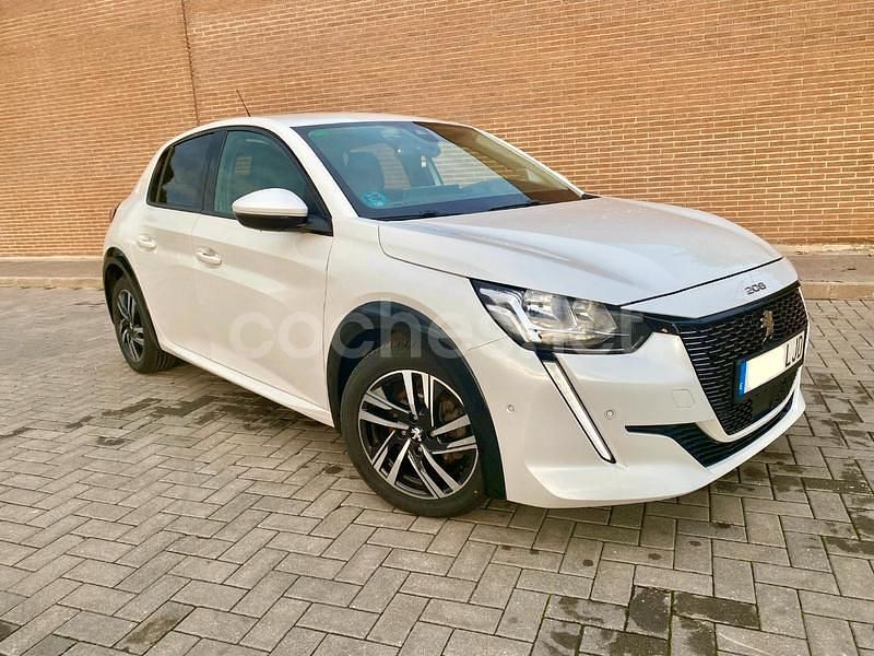Usado Peugeot 208 Allure 100 CV (73 kW) 2020 Blanco Utilitario