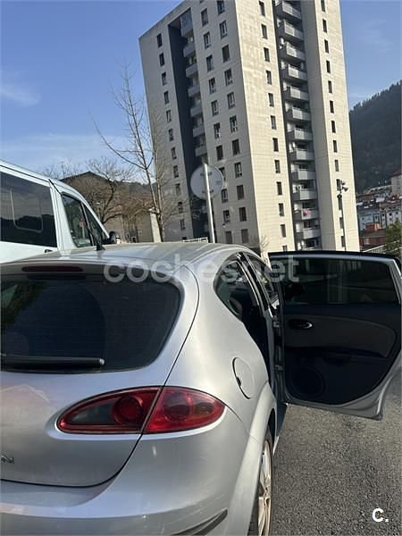 Usado Seat Leon Sport 105 CV (77 kW) 2007 Gris / plata Berlina