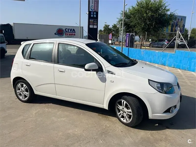 Usado Chevrolet Aveo LS 101 CV (74 kW) 2011 Blanco Berlina