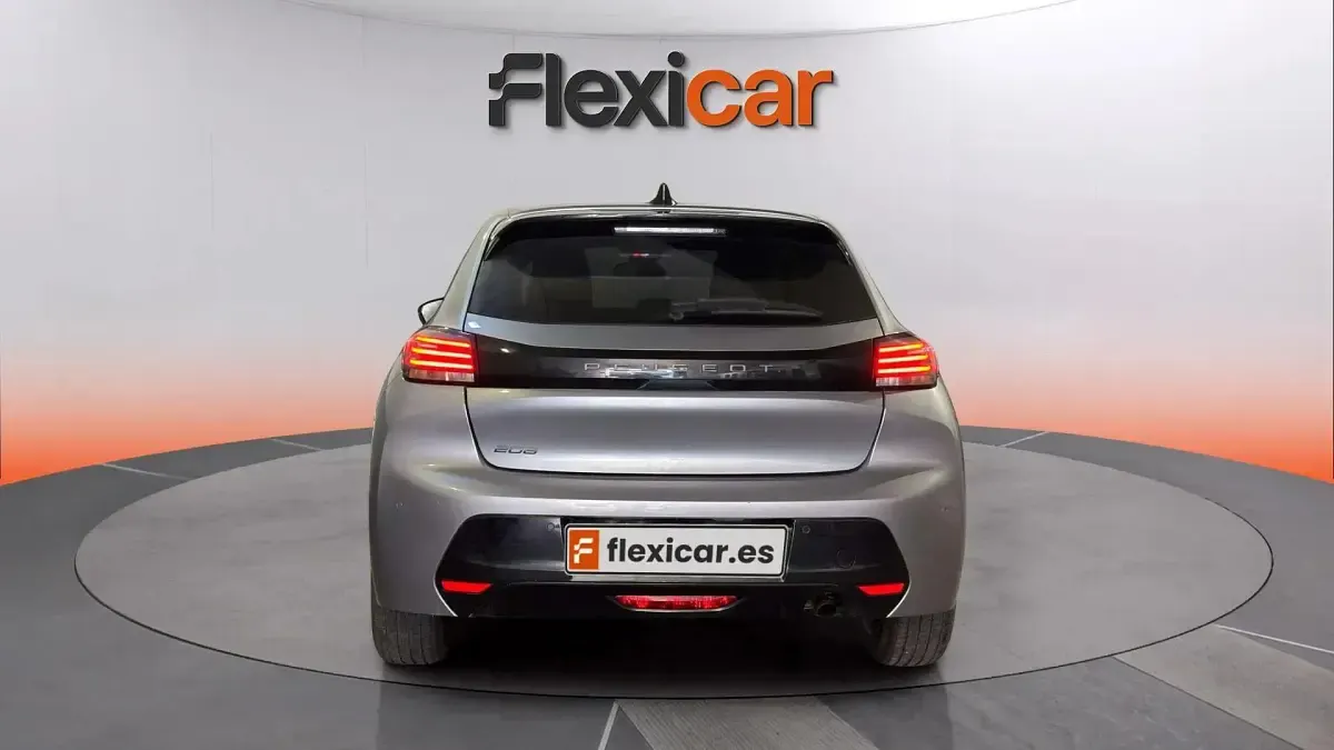 Usado Peugeot 208 Allure 101 CV (74 kW) 2025 Gris Utilitario