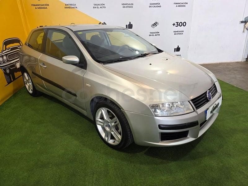 Usado Fiat Stilo Dynamic 140 CV (102 kW) 2004 Gris / plata Berlina