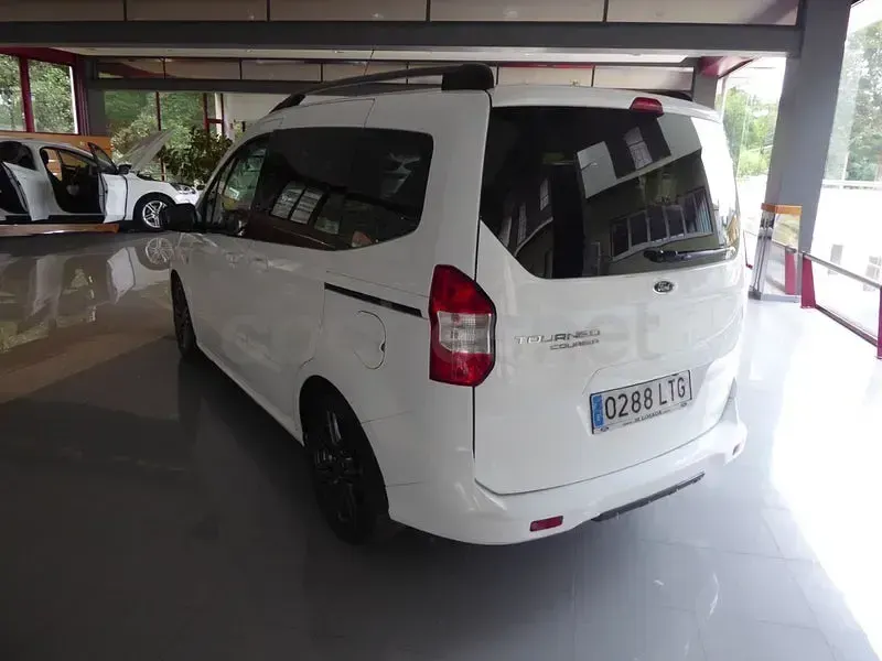 Usado Ford Tourneo Courier Sport 100 CV (73 kW) 2021 Blanco Monovolumen