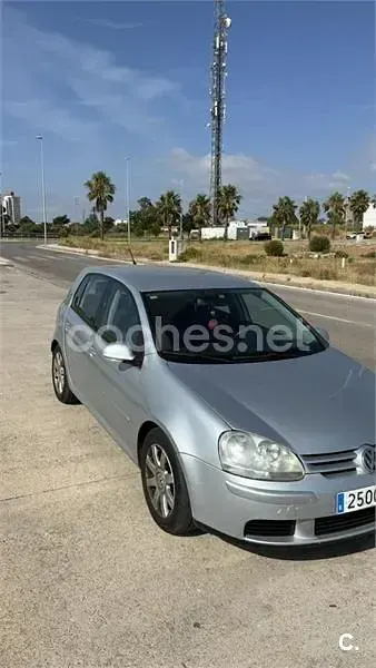 Usado VW Golf IV Highline 105 CV (77 kW) 2006 Gris / plata Berlina