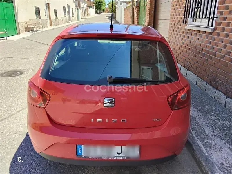 Usado Seat Ibiza Reference 90 CV (66 kW) 2015 Rojo Berlina