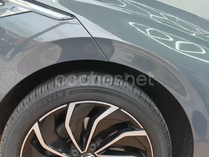 Usado VW Golf VIII 115 CV (84 kW) 2022 Gris / plata Berlina