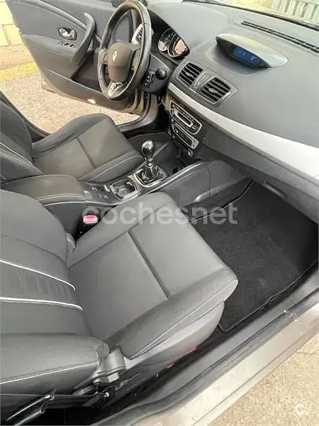 Usado Renault Mégane GrandTour Dynamique 115 CV (84 kW) 2013 Gris / plata Familiar