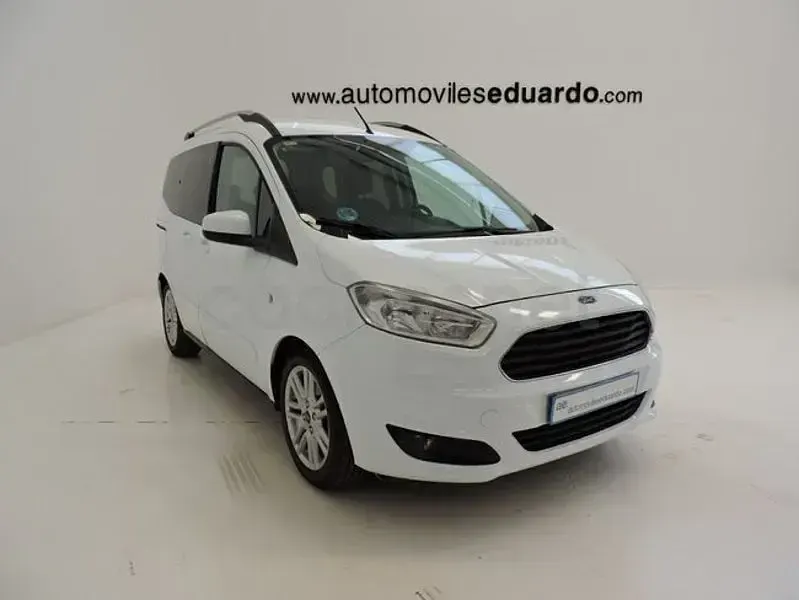 Usado Ford Tourneo Courier Trend 100 CV (73 kW) 2016 Blanco Monovolumen