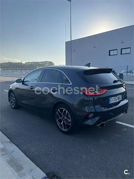 Usado Kia Ceed 120 CV (88 kW) 2022 Negro Utilitario