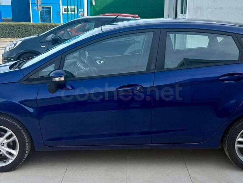 Usado Ford Fiesta Trend 100 CV (73 kW) 2016 Azul Berlina