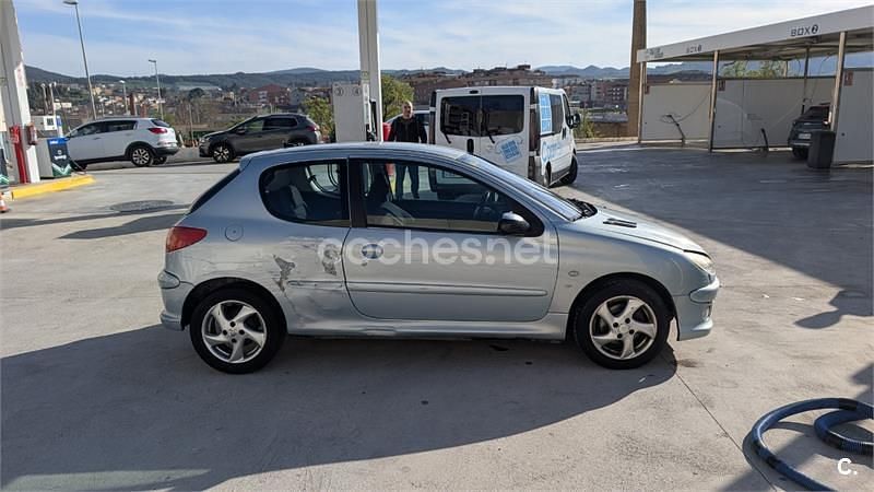 Usado Peugeot 206 90 CV (66 kW) 2005 Gris / plata Berlina