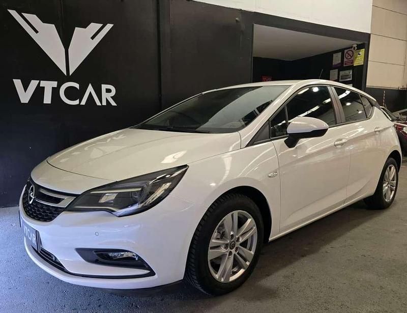 Usado Opel Astra Dynamic 110 CV (80 kW) 2019 Blanco Utilitario