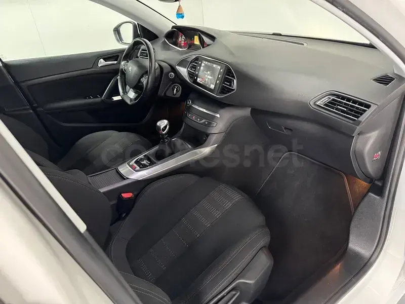Usado Peugeot 308 Allure 130 CV (95 kW) 2015 Blanco Berlina
