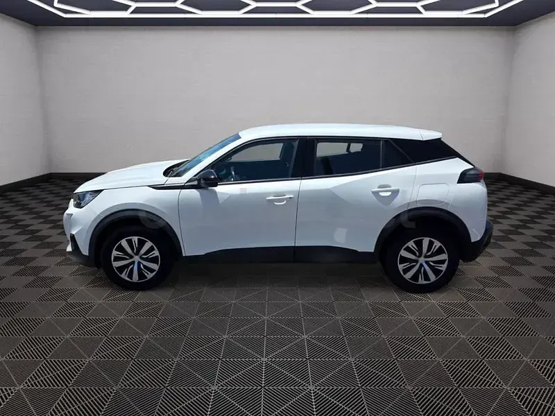 Usado Peugeot 2008 Active 100 CV (73 kW) 2022 Blanco SUV