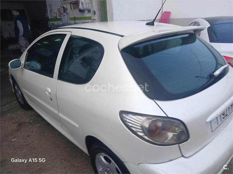 Usado Peugeot 206 70 CV (51 kW) 2006 Blanco Berlina