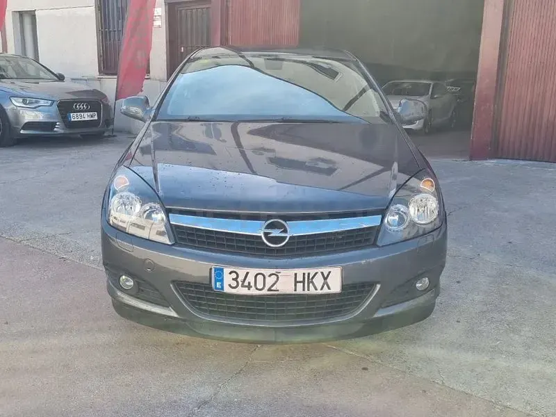Usado Opel Astra GTC Sportive 140 CV (102 kW) 2012 Gris / plata Berlina