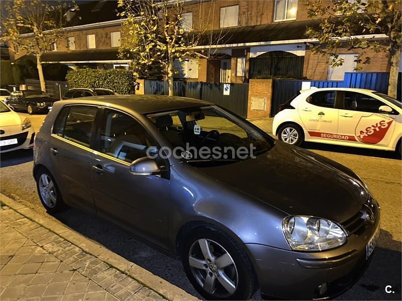 Usado VW Golf V Highline 105 CV (77 kW) 2007 Gris / plata Berlina