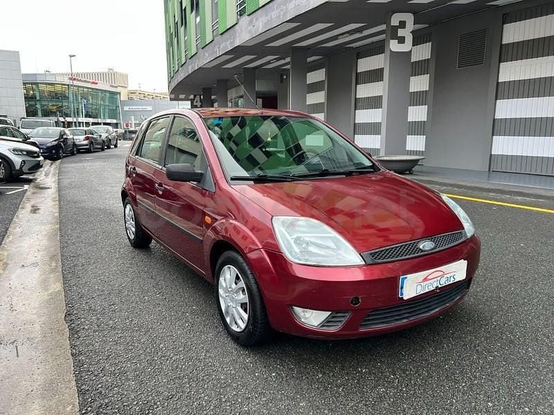 Usado Ford Fiesta Ambiente 70 CV (51 kW) 2003 Granate Utilitario