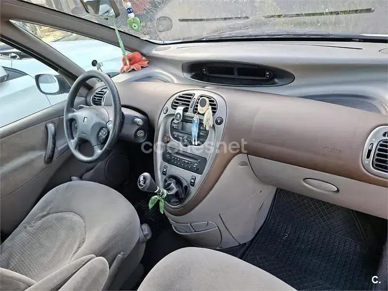 Usado Citroën Xsara Picasso Exclusive 90 CV (66 kW) 2003 Gris / plata Monovolumen