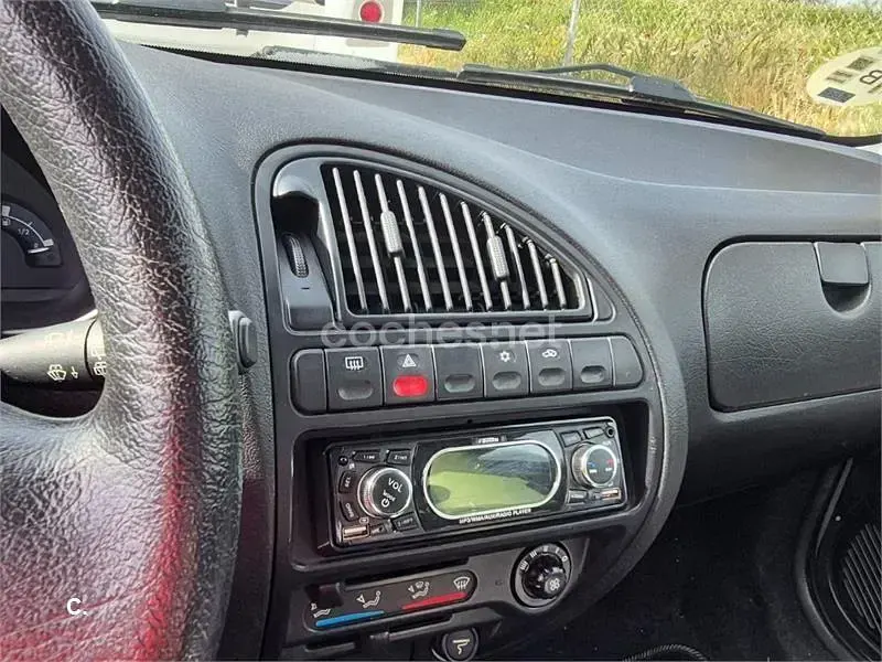 Usado Citroën Saxo 75 CV (55 kW) 2002 Gris / plata Utilitario