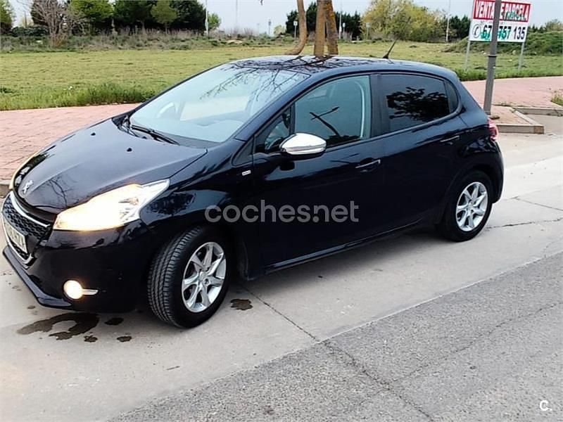 Begagnad Peugeot 208 Style 82 HK (60 kW) 2014 Svart Halvkombi