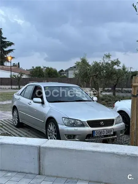 Usado Lexus IS200 155 CV (114 kW) 2005 Gris / plata Berlina