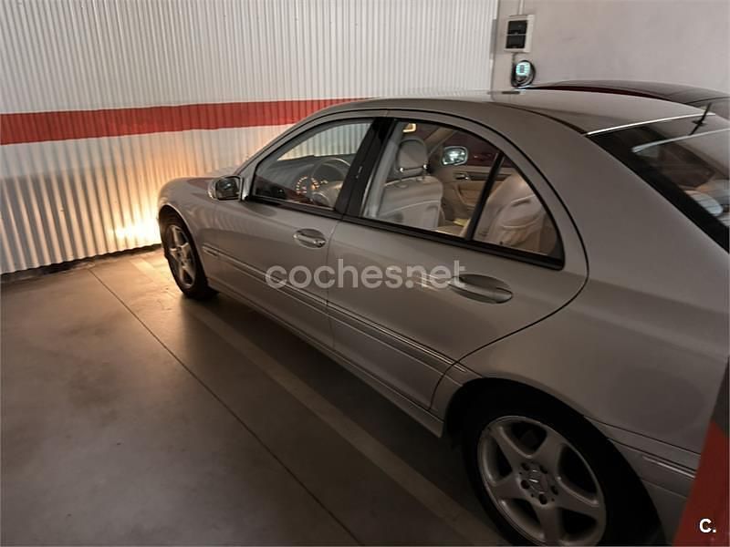 Usado Mercedes C220 Avantgarde 143 CV (105 kW) 2003 Gris / plata Berlina