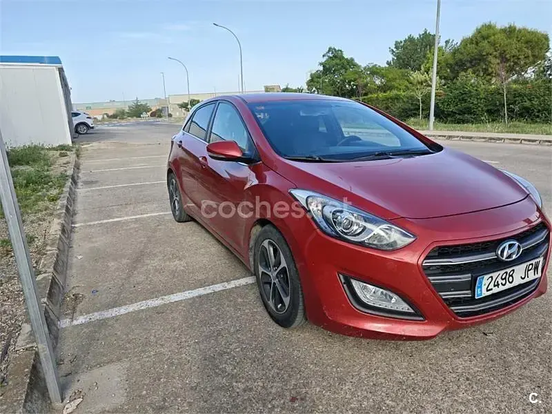 Usado Hyundai i30 GO! 100 CV (73 kW) 2016 Rojo Berlina