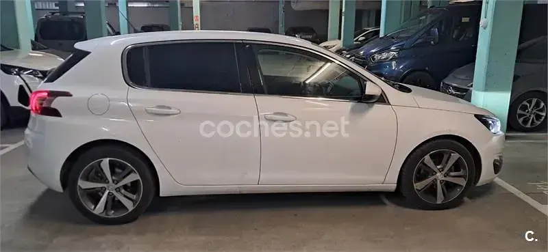 Usado Peugeot 308 Allure 110 CV (80 kW) 2015 Blanco Berlina