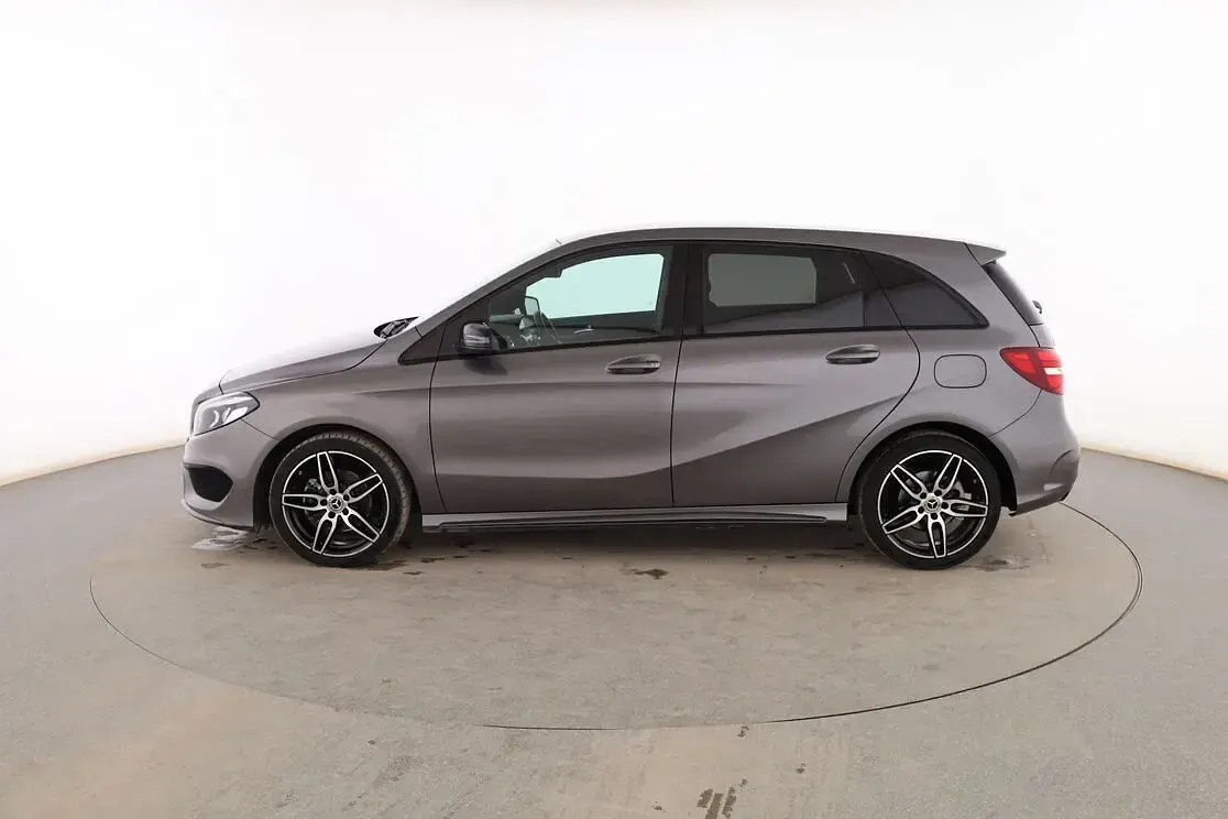 Usado Mercedes B200 AMG line 136 CV (100 kW) 2018 Gris Monovolumen