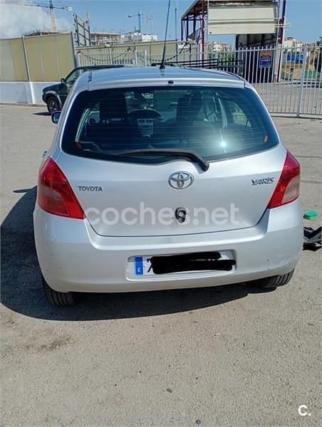 Gris / plata Usado 2007 Toyota Yaris Berlina | 4500 € (Un poco caro) - Imagen 1/4