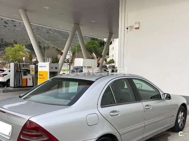 Usado Mercedes C220 Classic 143 HP (105 kW) 2002 Cinzento Sedan