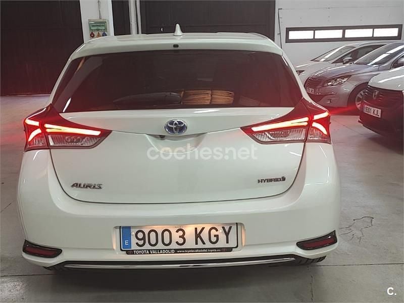 Usado Toyota Auris Hybrid Edition 136 CV (100 kW) 2018 Blanco Berlina