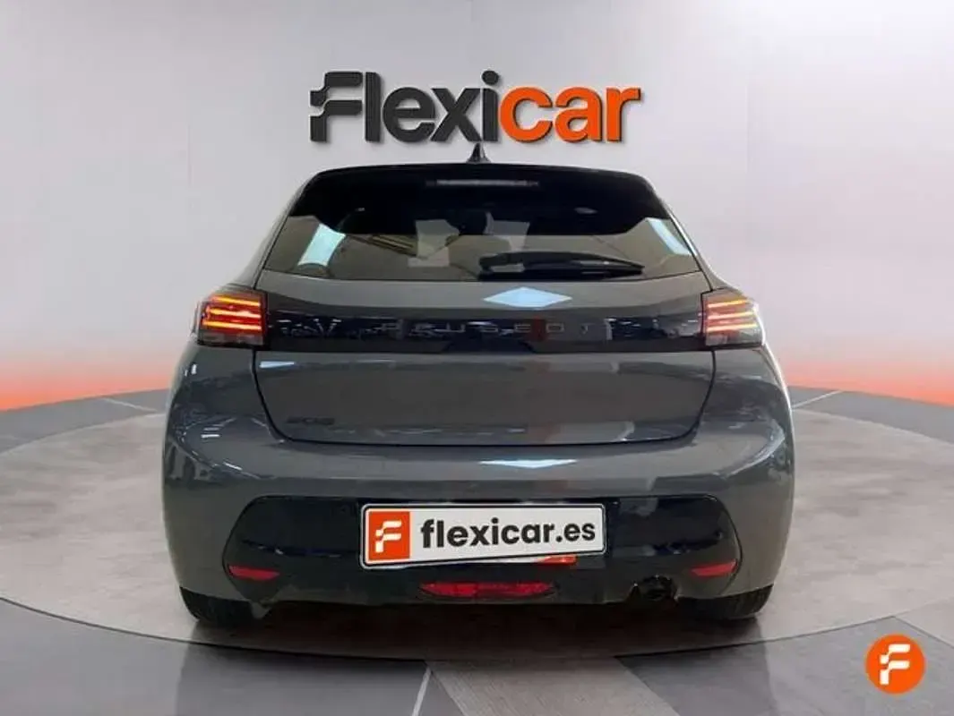 Usado Peugeot 208 Allure 101 CV (74 kW) 2025 Gris Utilitario